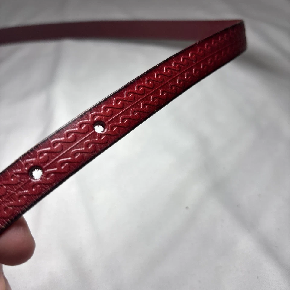 Cinturón ajustado rojo concho de cuero rojo Foto 3 de 4