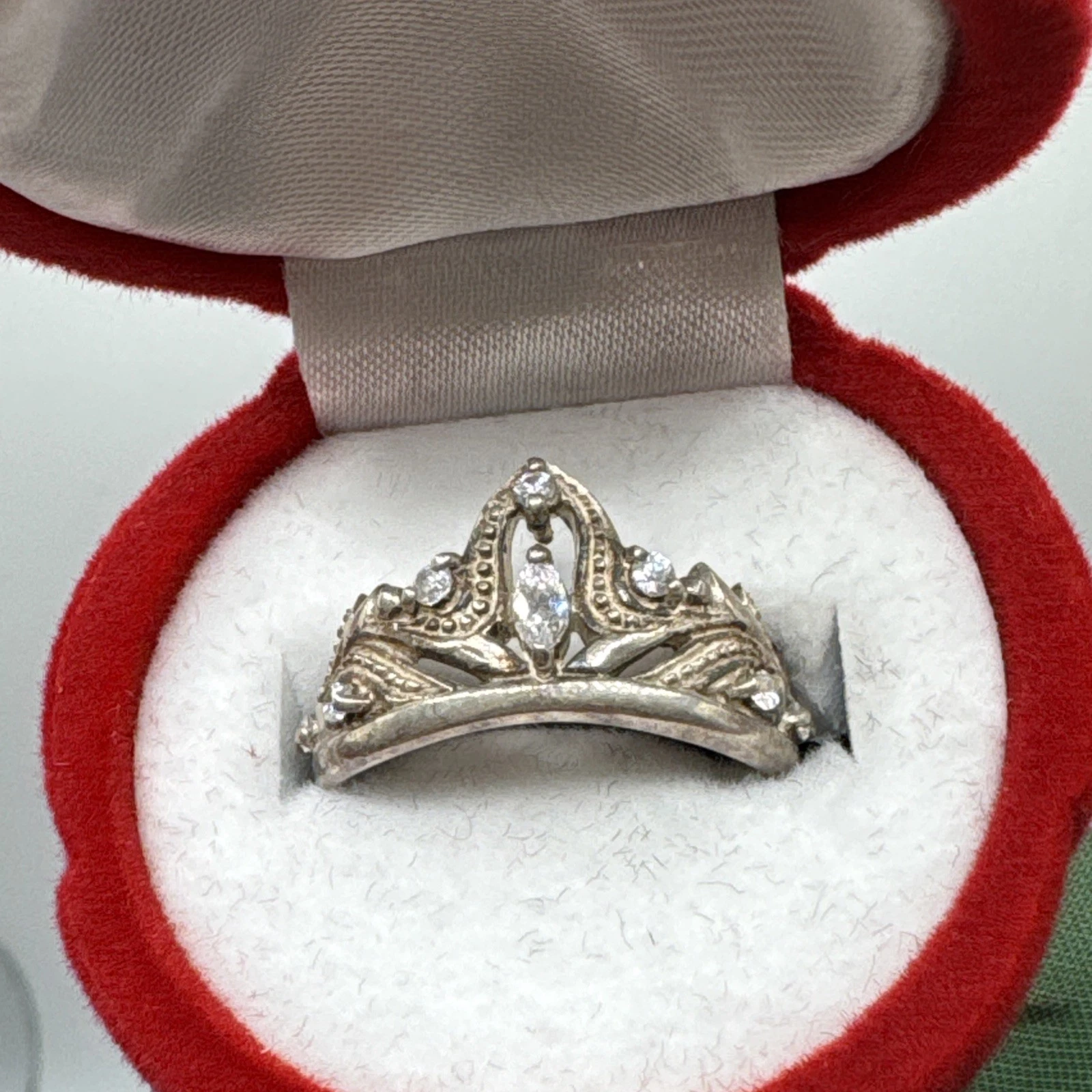 Bague vintage fantaisie argent avec strass. Taille 51/52.