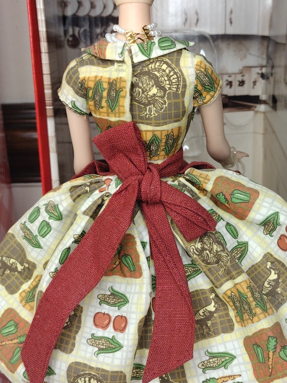 Thanksgiving Feast Barbie Holiday Hostess Collection 2010 Pre Owned 🦃🍽️ 