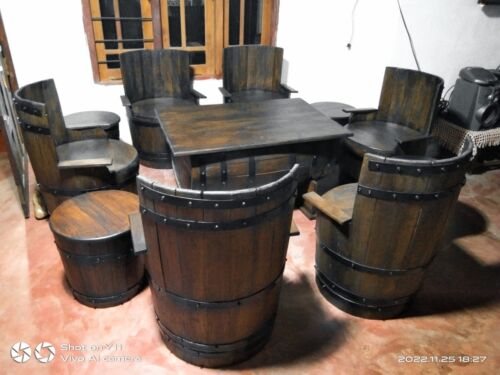tonneau à vin en bois ensemble quatre chaises et une table - Photo 1/4