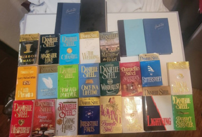 Large lot of 25 Danielle Steel books!! 20 PB and 5 hard cover