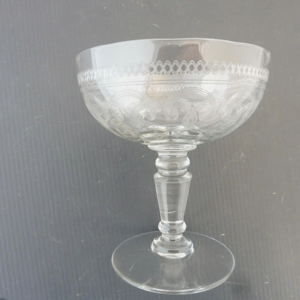 TRES JOLIE COUPE A CHAMPAGNE GRAVE 11 cm de hauteur 10 cm de diametre  - Photo 3/3