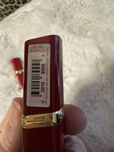 Lápiz labial rojo L’Oréal Paris 300 vintage nuevo color Riche Le Rouge Liberte - Imagen 4 de 6