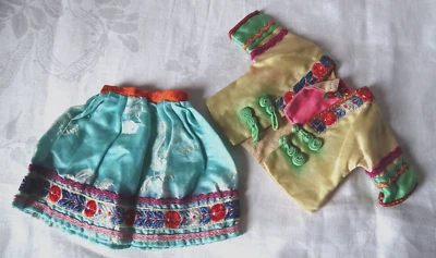Tenue poupée ancienne  ,vêtements ethniques soie  broderies , croquet , galons - Photo 1/4