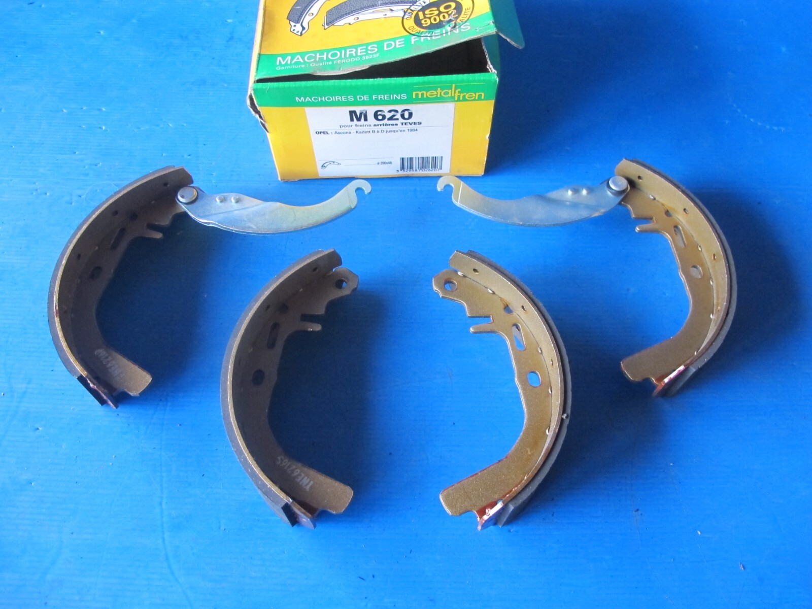 Mâchoires de freins arrière MGA pour kit de frein à tambour Opel Ascona C et Kadett D