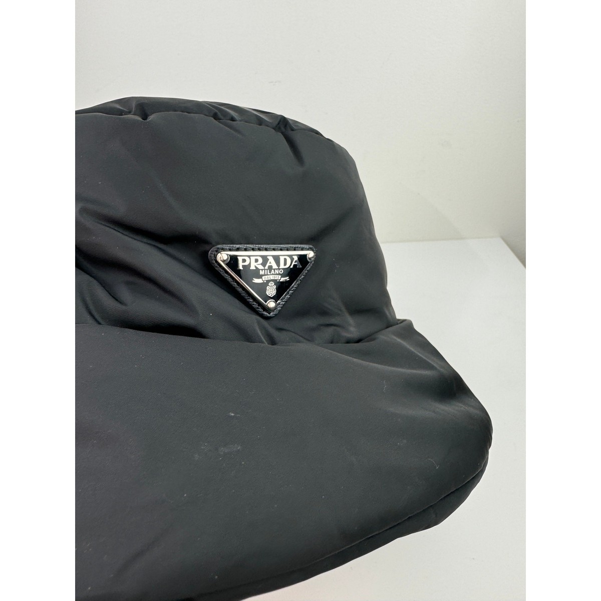 PRADA Padded Re-Nylon Bucket Hat Puffer Bucket Hat Triangle  display picture 3
