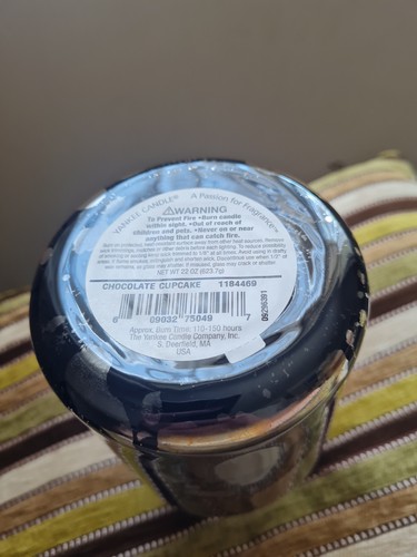 YANKEE CANDLE Large Jar Chocolate Cupcake 2009 Pour Deerfield Label 623g New HTF - Picture 3 of 4