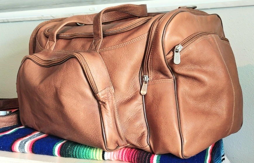 Travel duffel bag handmade by Piel Leather big pockets, shou