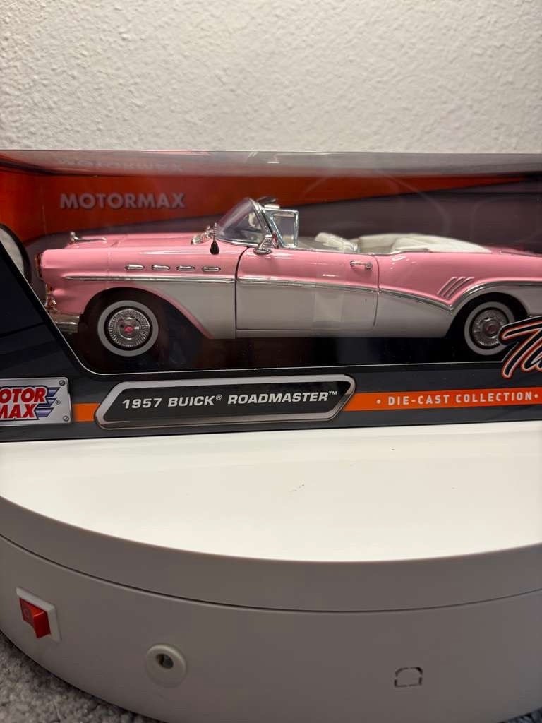 Motor Max 1957 Buick Roadmaster Convertible Pink 1:18 Diecast