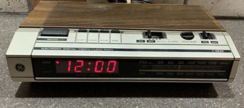 General Electric GE Digital Alarm Clock Radio Model 7-4634B AM/FM Wood grain - Picture 1 of 6