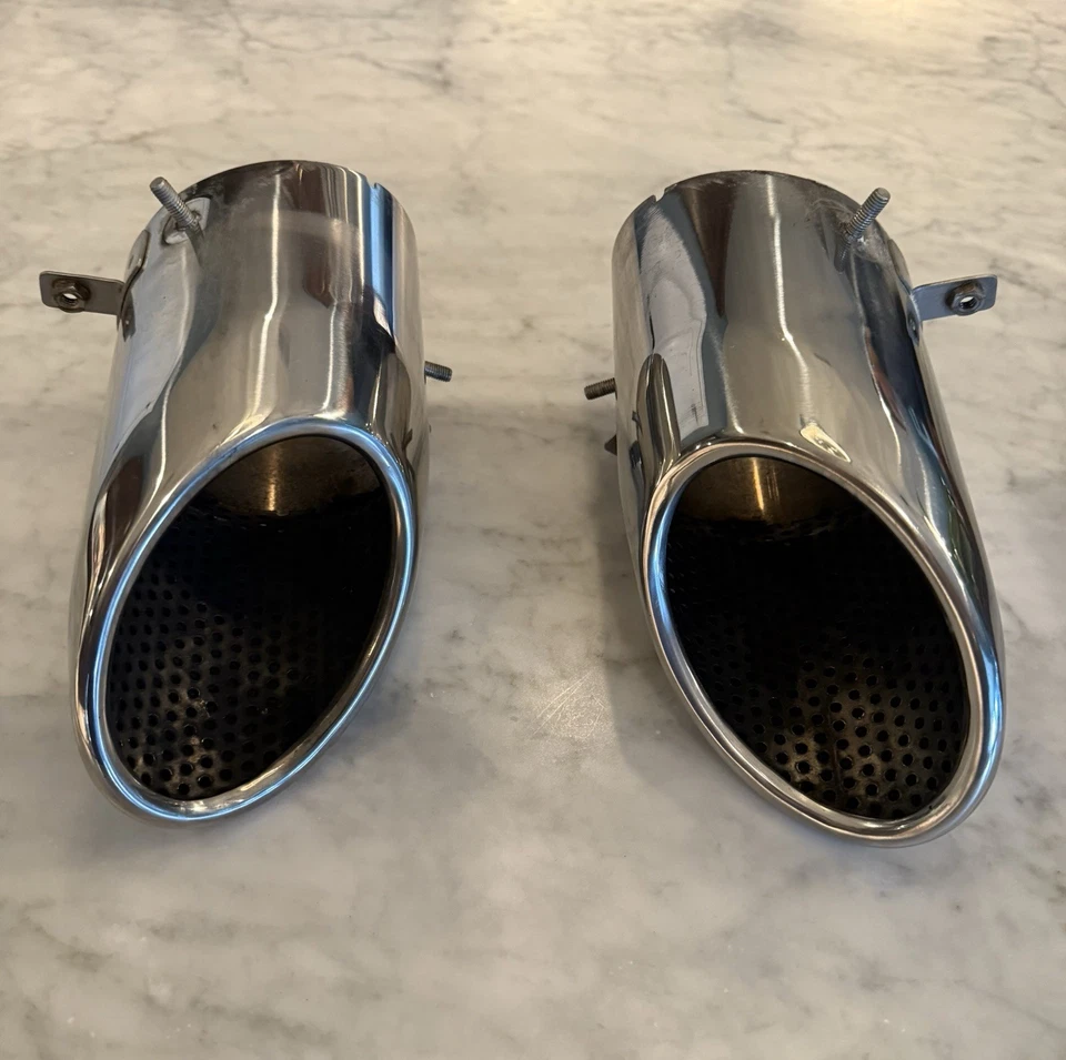 Aston Martin DB11 OEM Chrome Tailpipe Finishers Foto 2 de 4