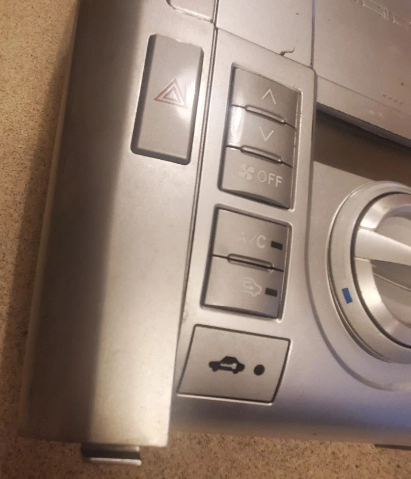 05-07 Scion TC Radio Bisel Cubierta y Ventilaciones con Climatizador OEM 55900-21110 Foto 2 de 4