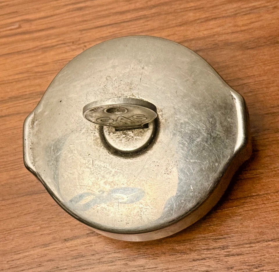 Jeep Willys CJ STANT 1946-1971 bloqueo cromo tapa de gas mercado de accesorios Foto 2 de 4