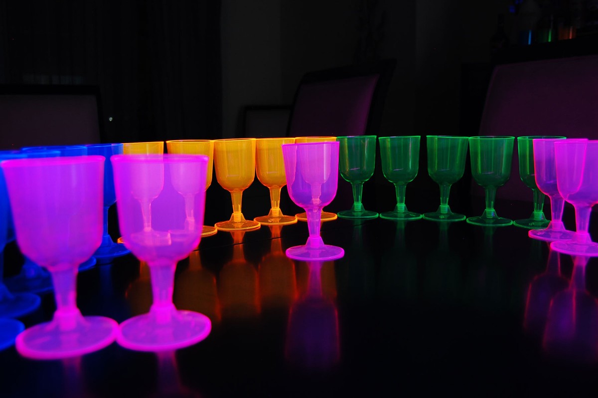 Set Of 20 Neon Multicolor Plastic Wine Glasses - Blacklight Reactive For Glow Parties