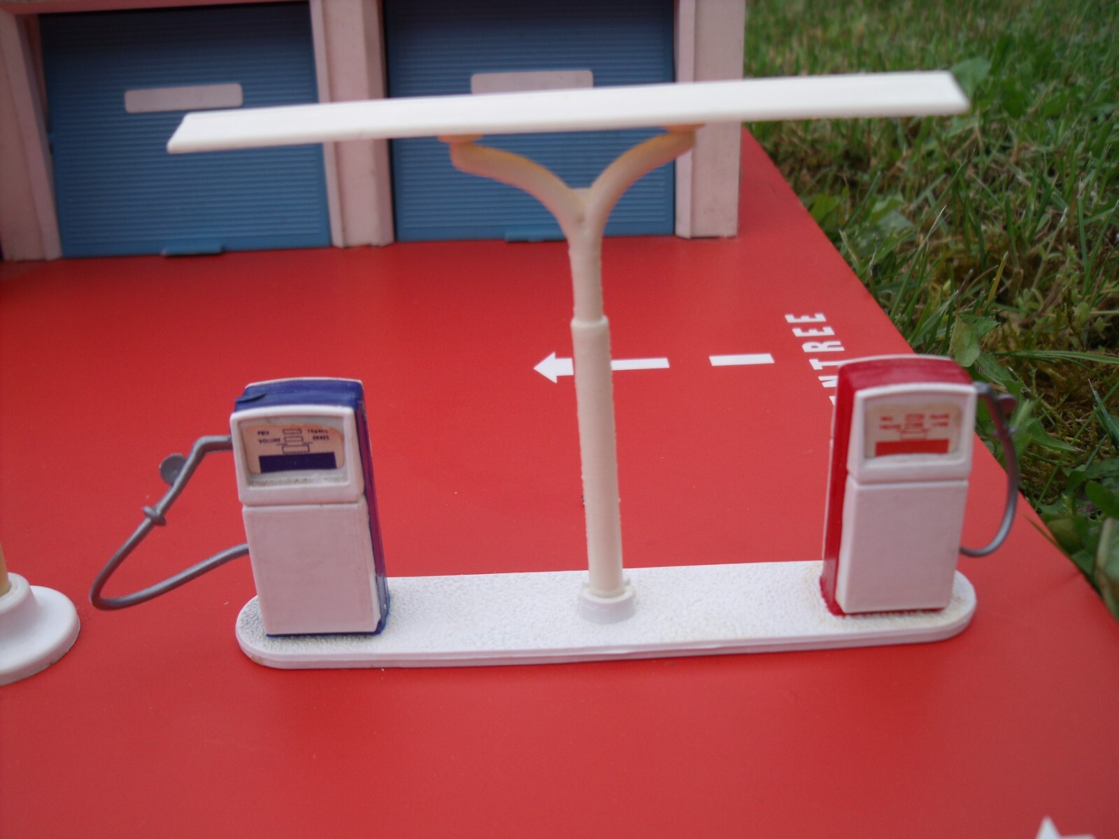 Diorama vintage 1/43 Esso avec pompes Cofalu pour décorer votre vitrine de miniatures