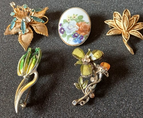 Lot Pour Revendeurs - 24 Broches Fantaisie Sous Présentoir, Jamais Utilisées