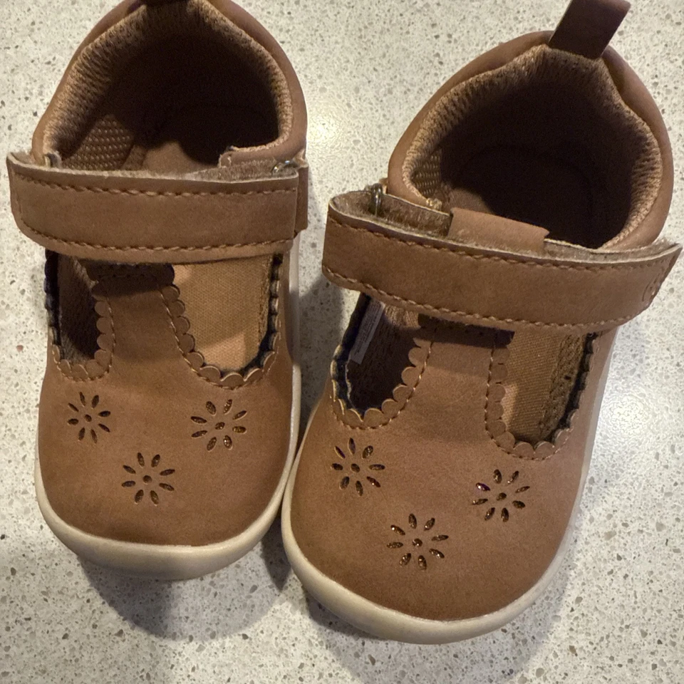 Zapatos de vestir informales Stride Rite 360 con correa en T Cheyenne bronceado niño pequeño talla 5M Foto 2 de 4