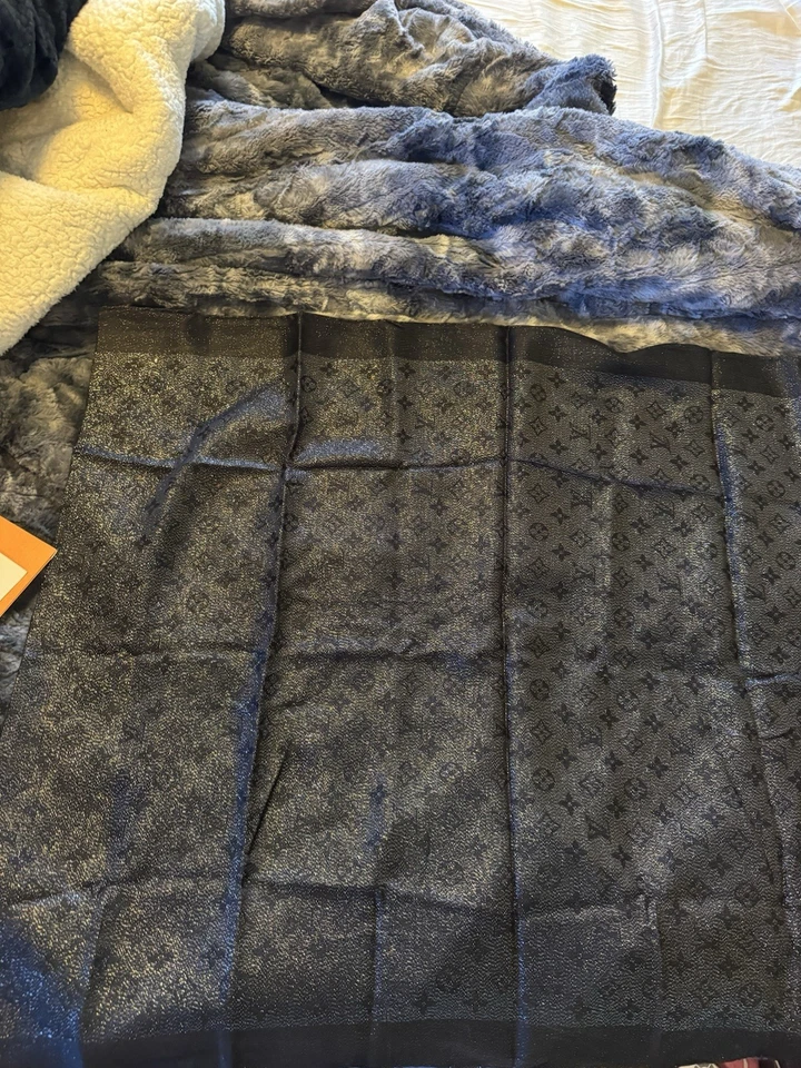 Bufanda negra brillante con monograma y estola Louis Vuitton Foto 3 de 4