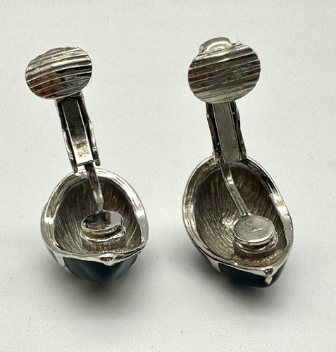 Vintage Teardrop Black & Silver Colored Clip On Earrings 1” L x .25” W - Picture 5 of 6
