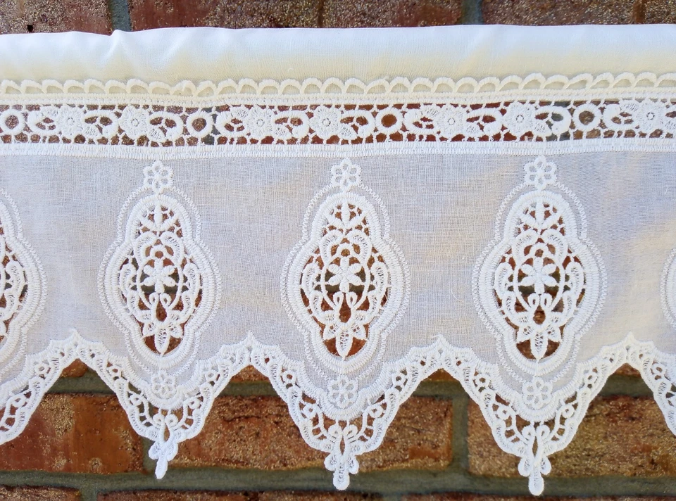 Kleine hübsche Scheibengardine mit Stickerei Spitze Baumwolle  Landhaus Shabby - Bild 1 von 4