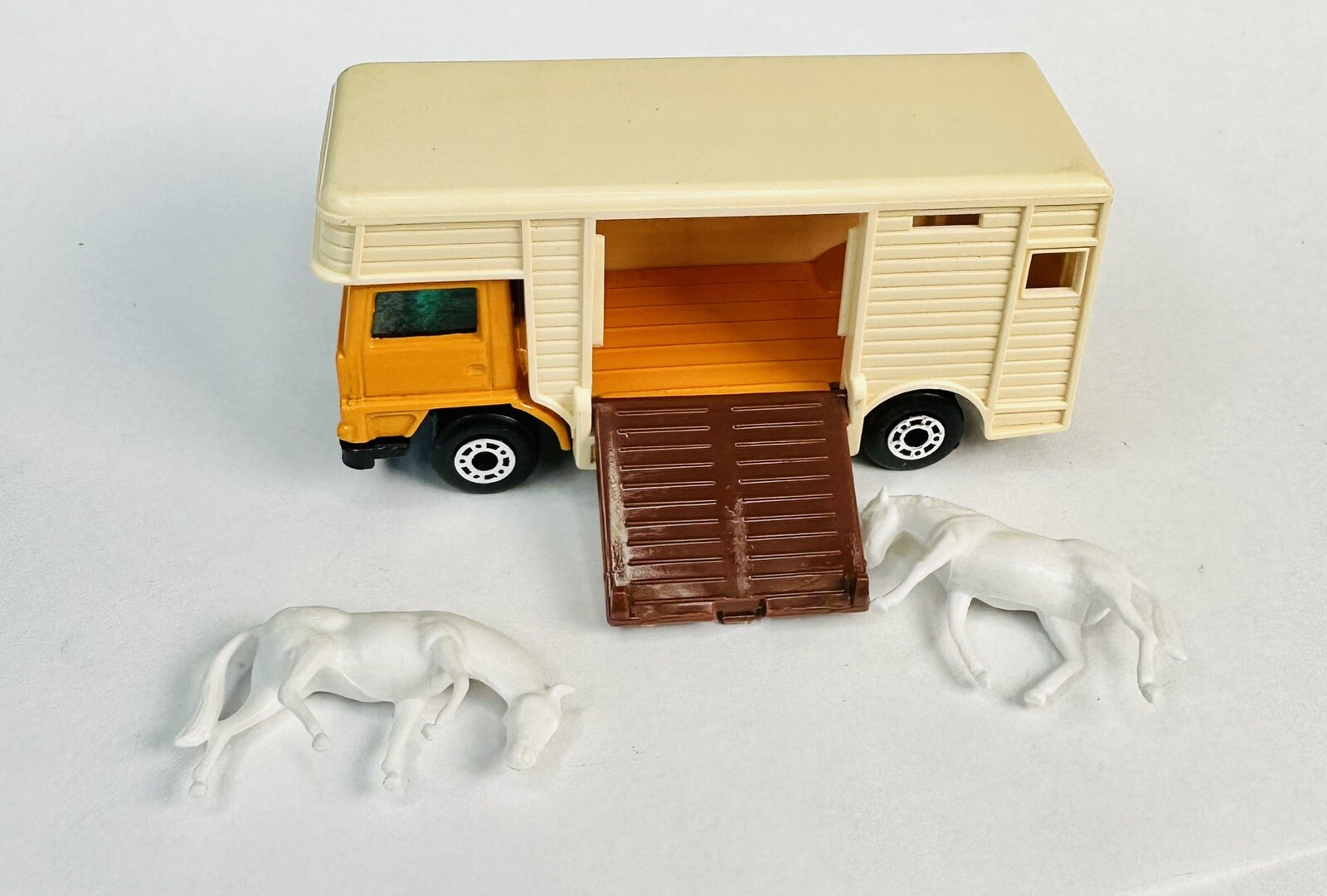 MatchBox N°40 Horse Box (avec 2 chevaux blanc ) 1977 Made in England
