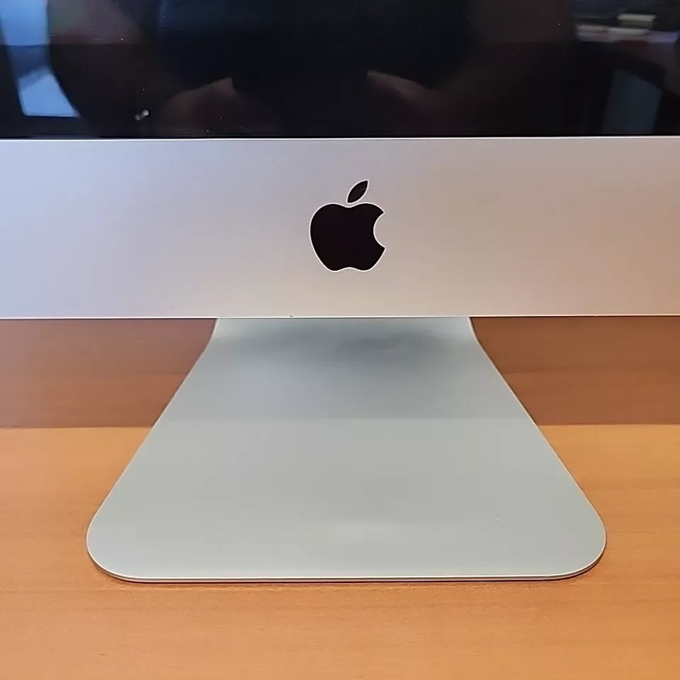 Apple iMac 21.5" A1311 100-240V Powers On BUT DOES NOT BOOT AS IS - Image 2 of 4