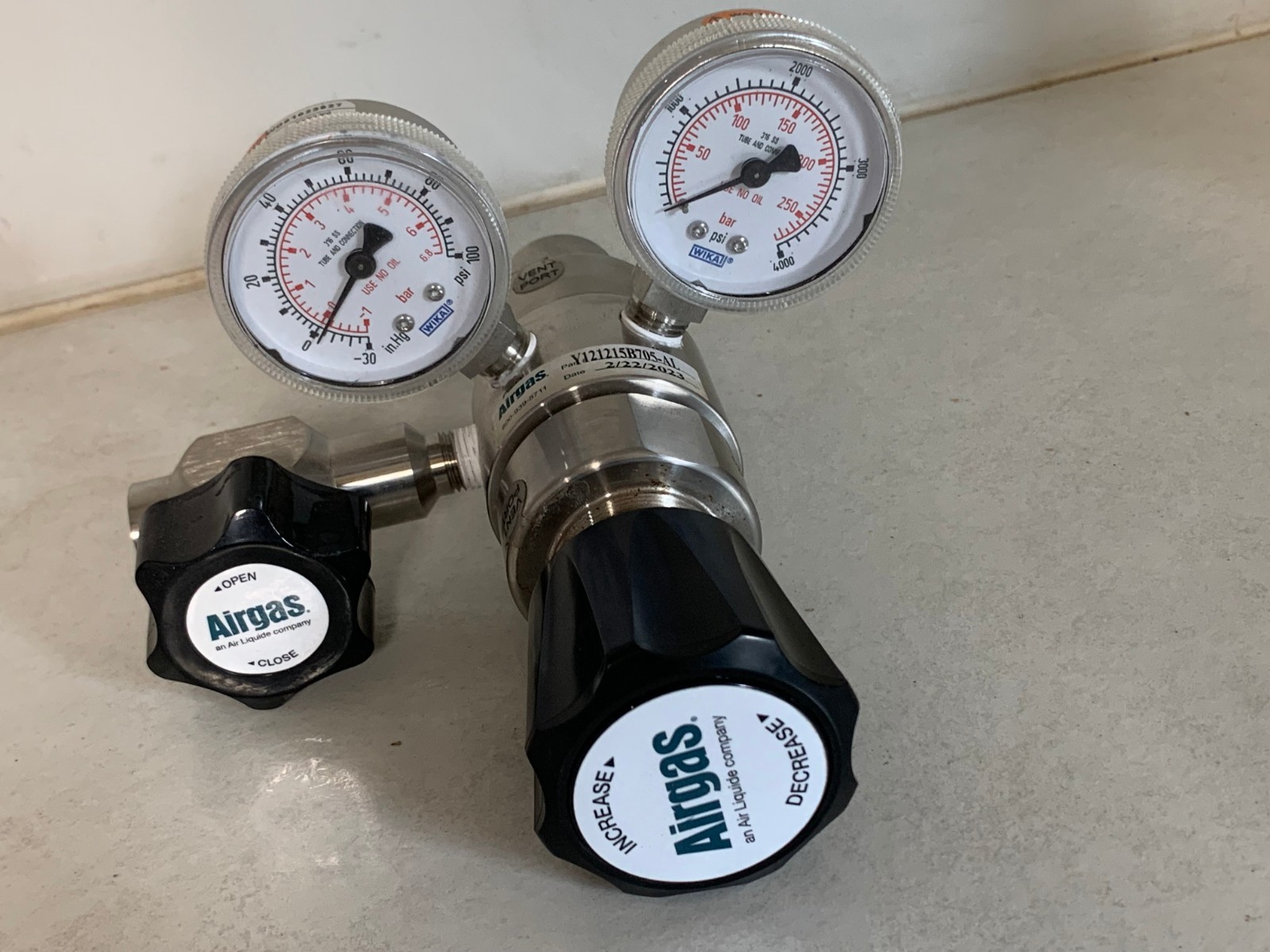 New No Box  Airgas Model Stainless Two Stage Regulator Y121215B705-AL L5