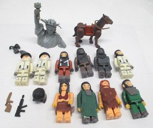 KUBRICK Lot 12 Figures PLANET OF THE APES Weapons Parts CM5912