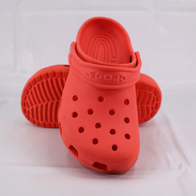 Crocs Classic Clog Coral Size J2 Youth Slip-On Comfort Sandals