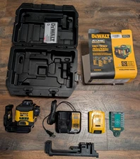 DEWALT DCLE34031B, 20V MAX Cross Line Laser Level, 3X360 WITH BATTERY & CHARGER!