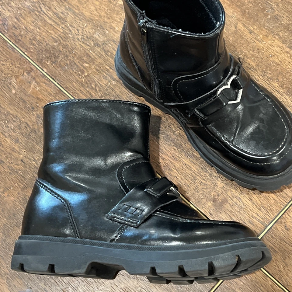Adorables Botas Mocasines Zara Niñas Pequeñas Talla 27 Negras con Hebilla Corazón Foto 2 de 4