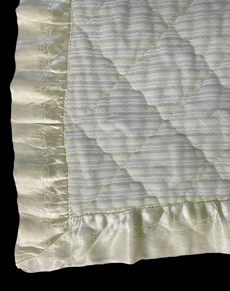 Manta de bebé acolchada amarilla pastel claro vintage de nailon satinado sedoso encuadernación Foto 3 de 4