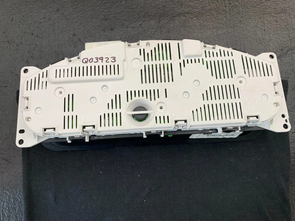 * Cuadro de instrumentos velocímetro Nissan Pathfinder 2010 4,0 L 6 cilindros 114.393 millas Foto 2 de 3