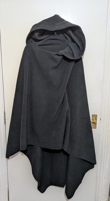 Schwarzes warmes Polarfleece Wickel Cape mit übergroßer runder Kapuze