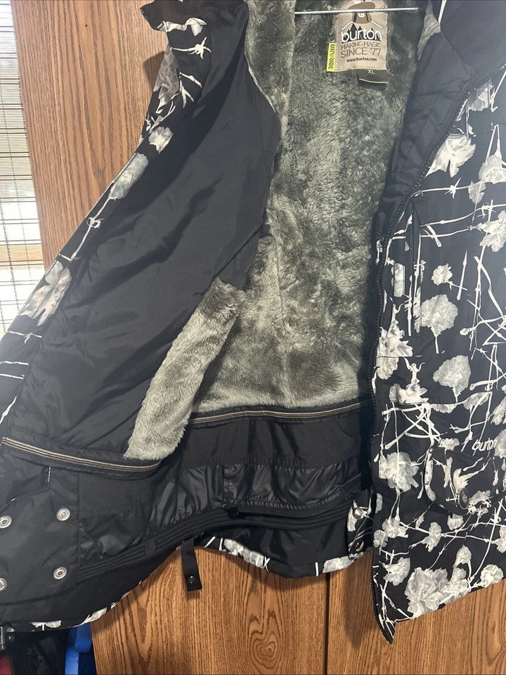 Chaqueta de Snowboard Burton Talla, Extra Grande Abstracta, Estampado Floral Blanco y Negro Foto 4 de 4