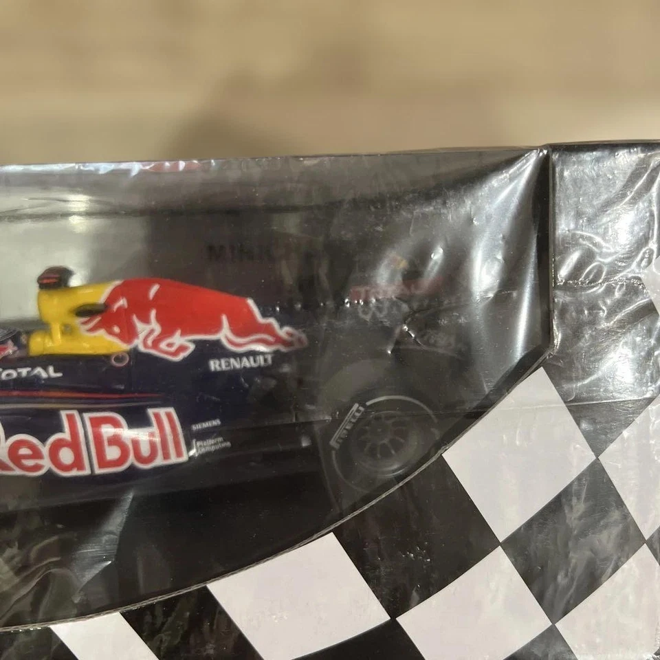 MINICHAMPS 1/18 Red Bull Renault RB6 Sebastian Vettel #5 NUOVO - Immagine 4 di 4