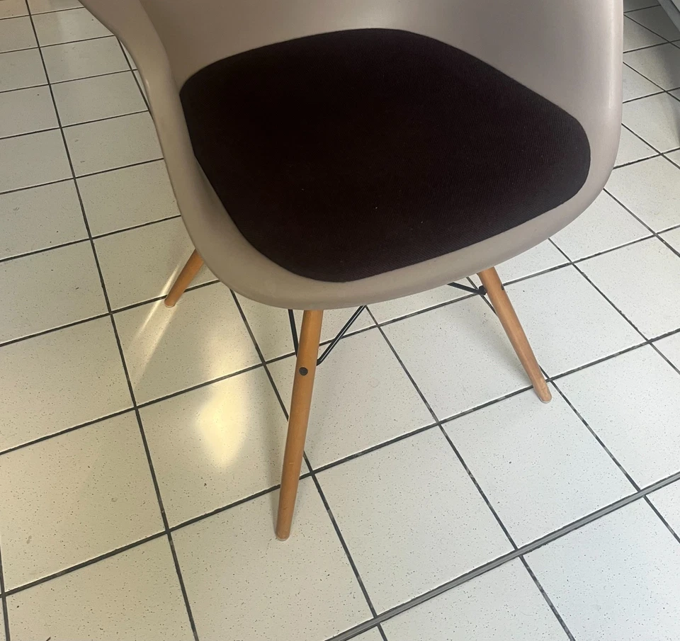 Vitra Eames Plastic Armchair DAW Ahorn Grau Gepolstert Original Designklassiker - Bild 2 von 4