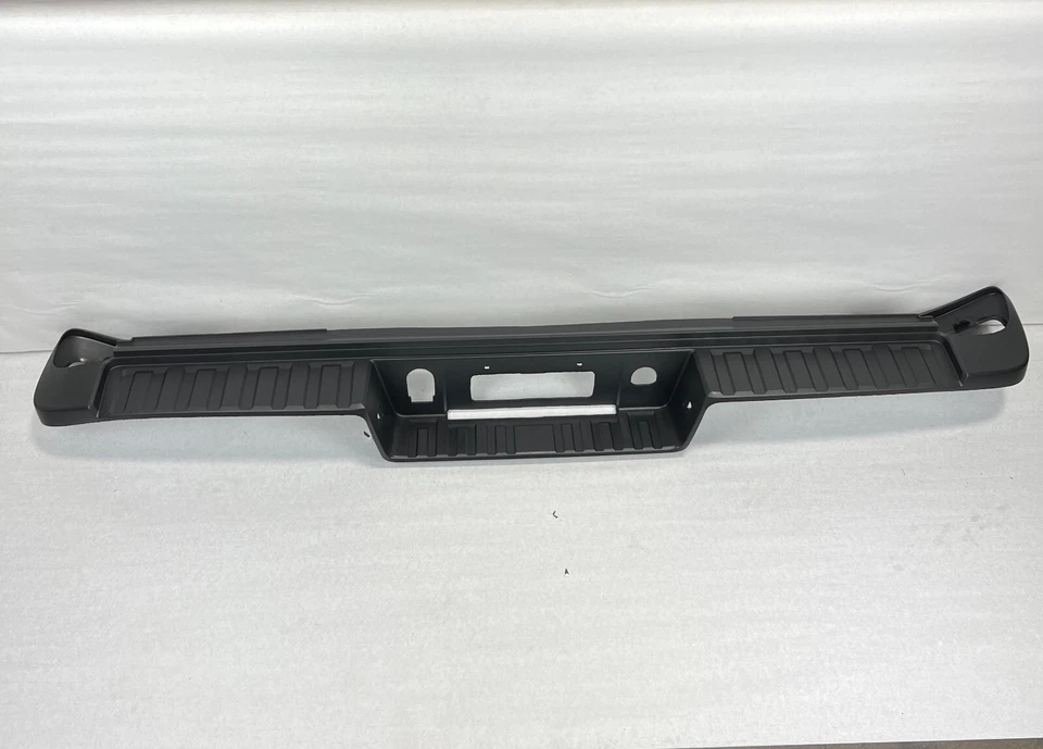 Almohadilla de parachoques trasero OEM 2015-2019 Chevrolet Silverado GMC Sierra 2500 3500 HD Foto 2 de 4