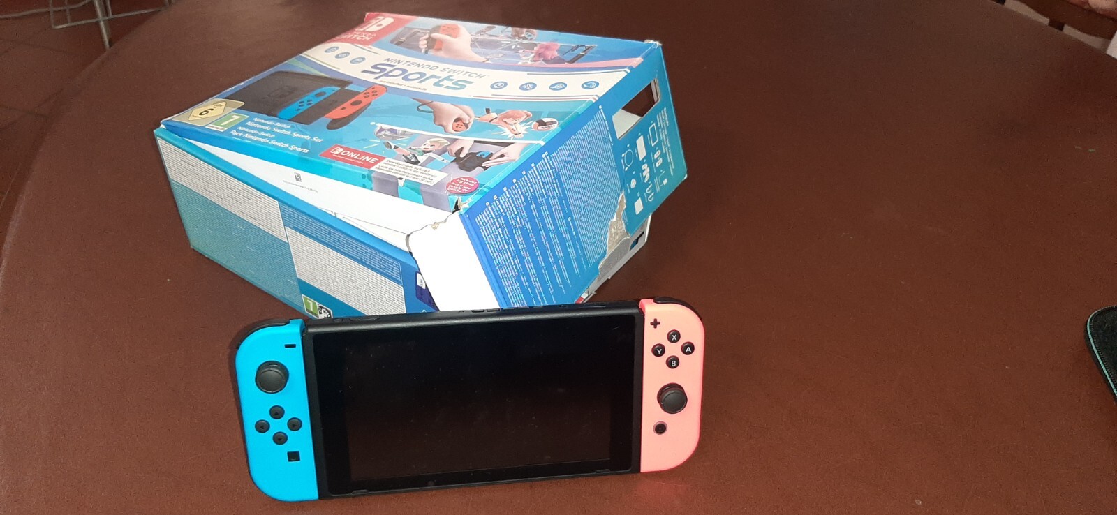 Nintendo Switch 32GB Console con Joy-Con Rosso/Blu Neon e Switch Sports Bundle