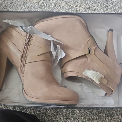 FERGALICIOUS BY FERGIE Crissy Chatgrey Grey Ankle Bootie Straps Zipper 7.5M