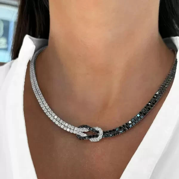 Collar de nudo de diamantes negros creado en laboratorio de corte redondo de 24 quilates chapado en oro de dos tonos de 14 quilates