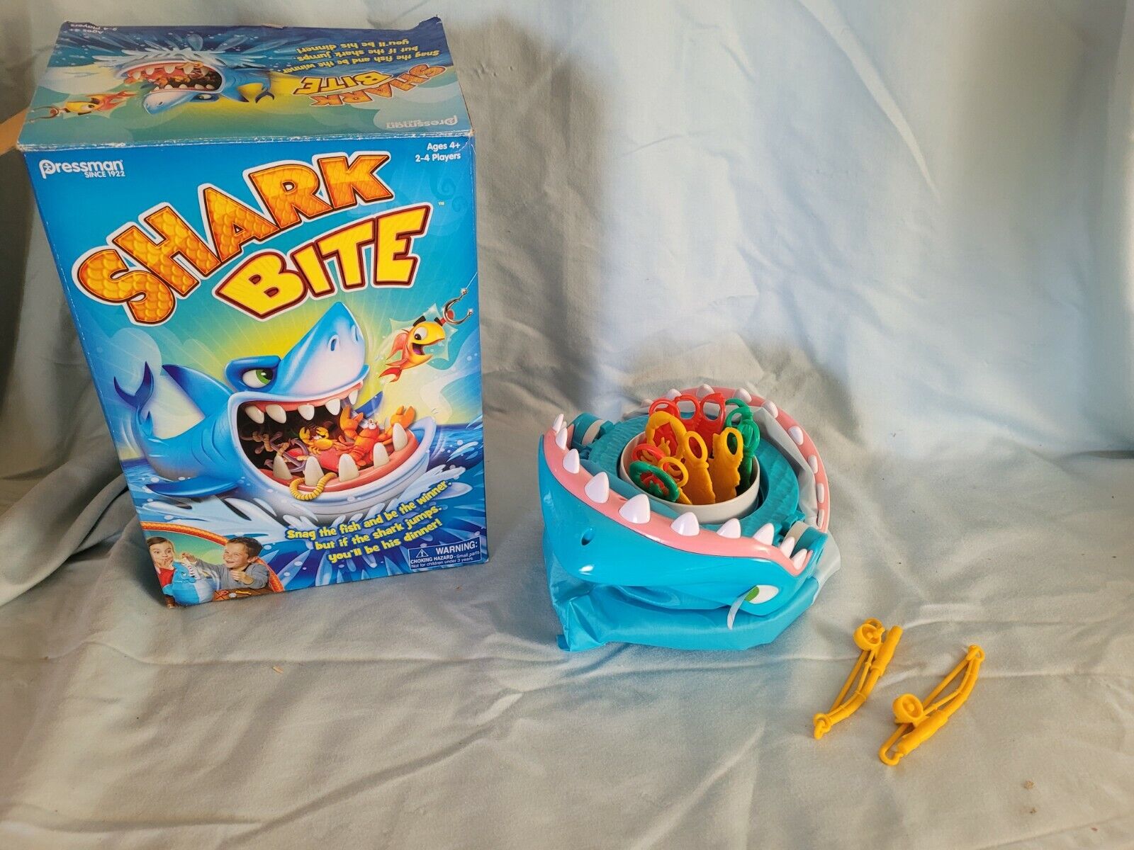 Shark Bite -- Roll the Die and Fish for Colorful Sea Creatures Before the  Shark Bites Game!