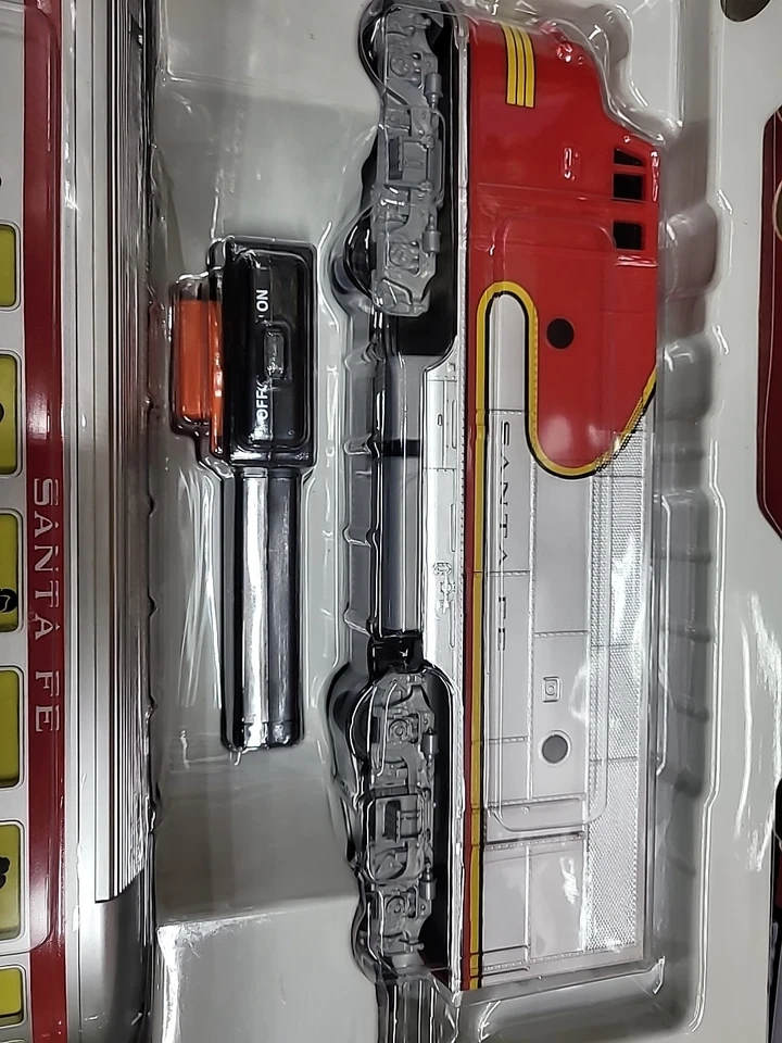 Lionel Santa Fe Battery Powered Ready To Play Set - Image 2 of 4