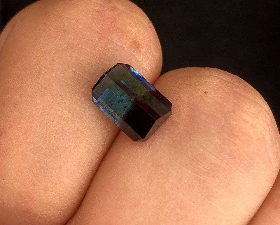 4.30 carats and 10x7.5x5.5 Mm Bicolor blue tourmaline.   - Image 4 of 4