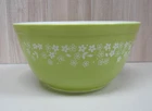 Vintage PYREX 402 Spring Blossom Lime Green 1.5 Quart 7” Mixing Bowl Daisy