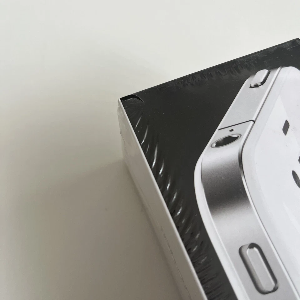 New Sealed Old Stock Apple iPhone 4 8gb 4th Generation White UK Model Rare iOS 6 - Image 2 of 4