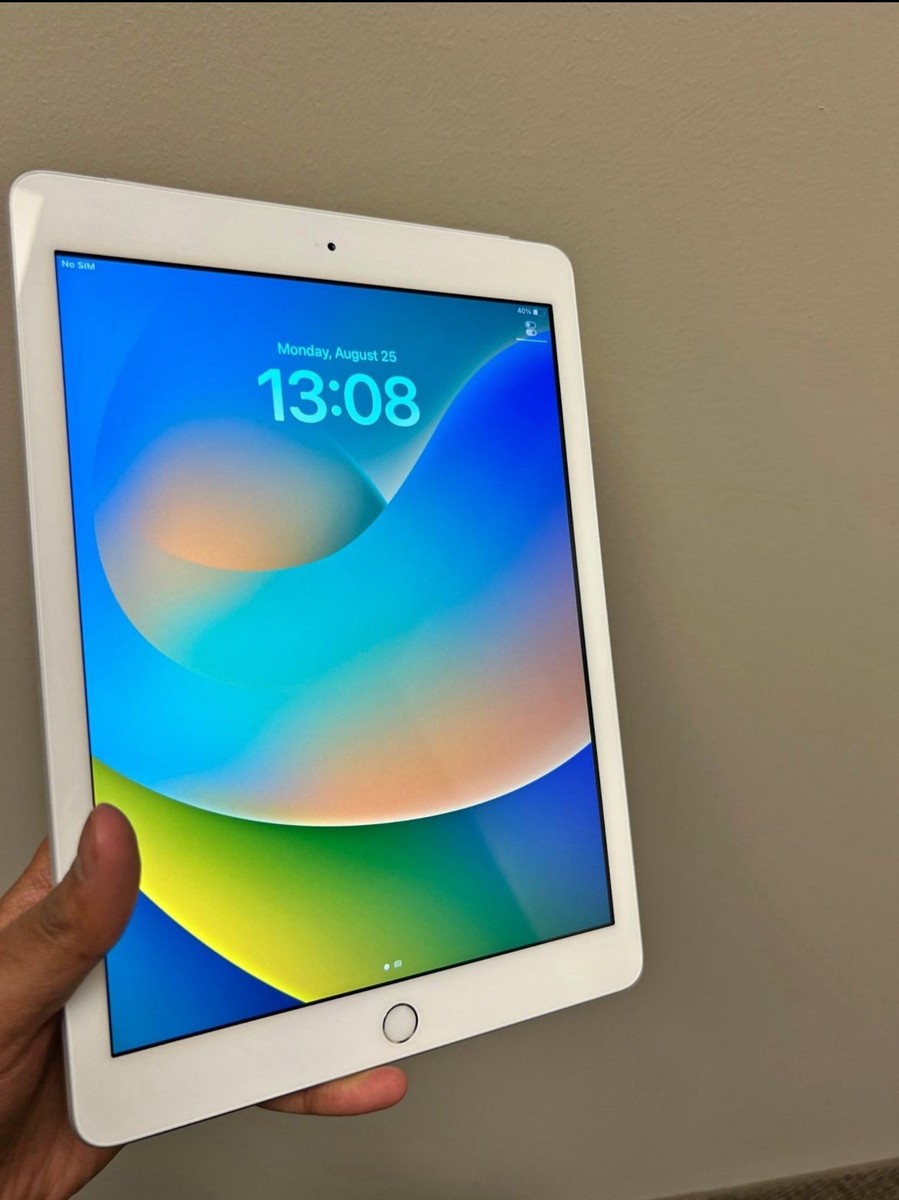 Apple iPad A1822 5th Gen- 32 GB Silver Wi‑Fi/Cellular 9.7