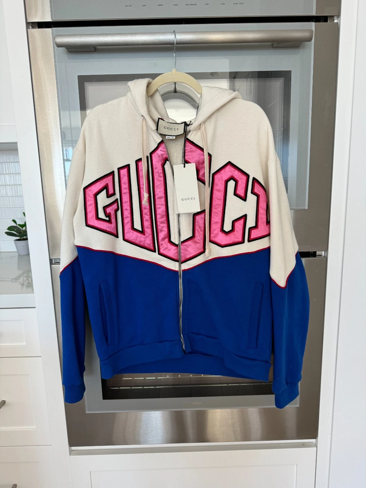 Felpa con cappuccio e zip uomo Gucci prezzo consigliato $2100 con etichette oversize Made in Italy