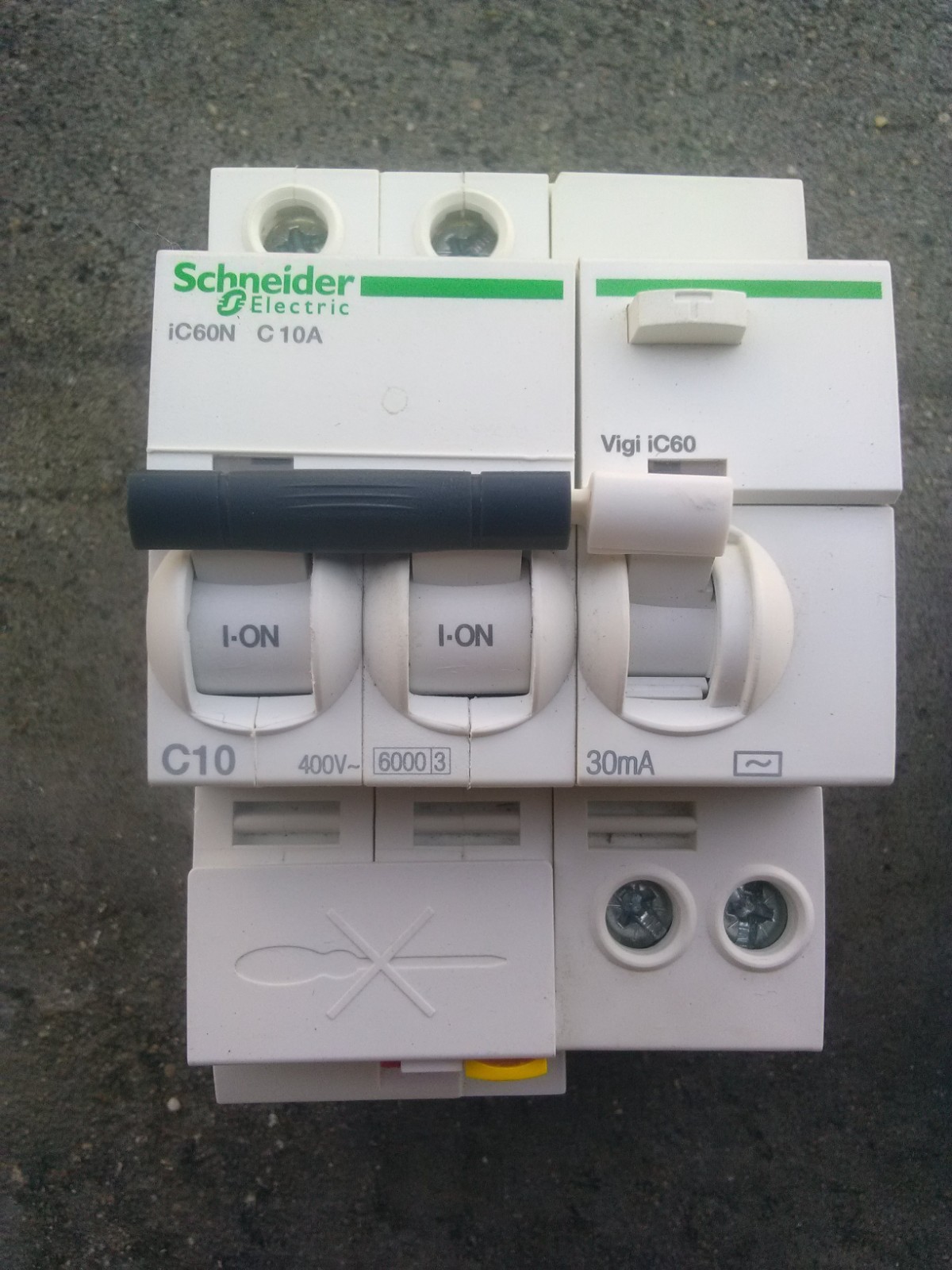 Disjoncteur différentiel Schneider iC60N 10A 30mA courbe C sécurise l'éclairage du salon