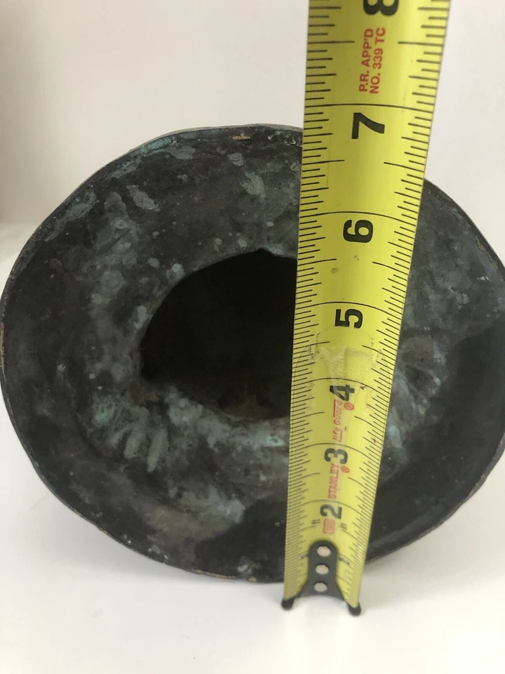 Candelabro figurativo de rana de metal patinado Verdigris rústico Foto 4 de 4